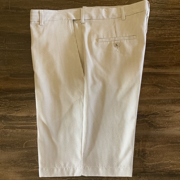 Haggar Seersucker Stripe Men’s Flat Front Shorts - Picture 1 of 5
